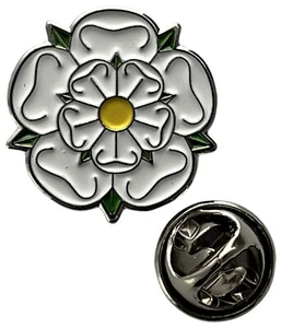 White Rose of Yorkshire Lapel Pin badge FREE P&P - Picture 1 of 5