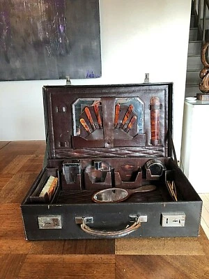 ANCIENNE VALISETTE, NECESSAIRE DE TOILETTE EN CUIR - Photo 1/4