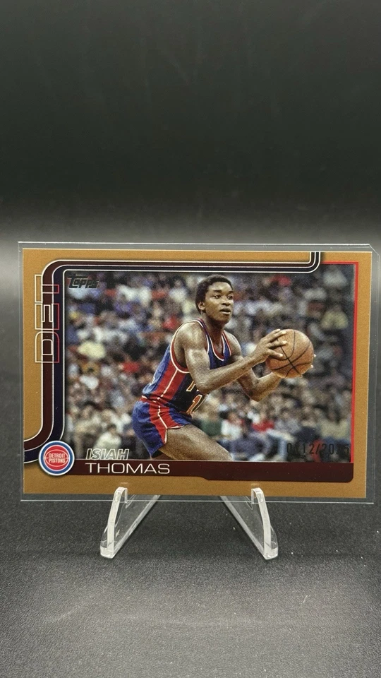 2025-26 Topps Baloncesto Isiah Thomas Borde Dorado Paralelo/2025 #260 Pistones Foto 1 de 1