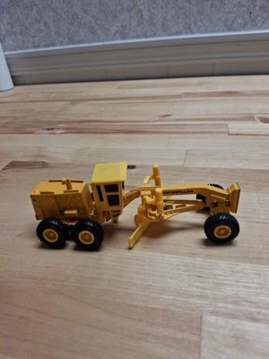  Vintage Ertl Mighty Movers Caterpillar Road Grader 6" Die-Cast Pre-owned - Image 1 of 4