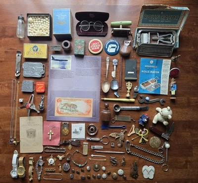 Gran lote de relojes, botones, navaja y artículos raros con cajón de chatarra vintage hasta ahora Foto 1 de 4