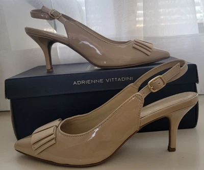 Usado en Excelente Condición Adrienne Vittadini Siyan Tacón Cordones Charol Beige Hueso Talla 7.5M Foto 1 de 4