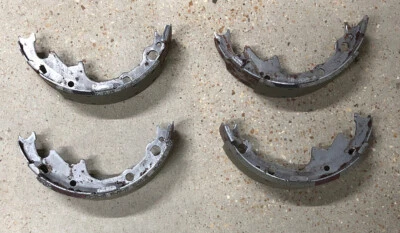 Nuevo juego de zapatas de freno y forro originales Mopar, trasero Dodge Grand Caravan R4423606.  Foto 1 de 4