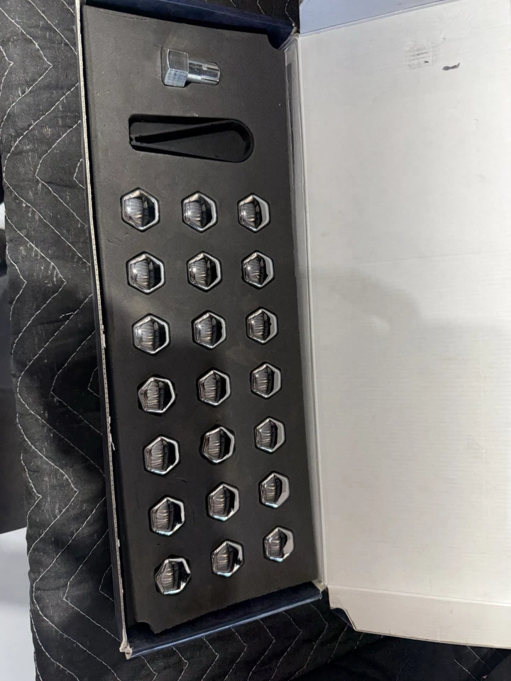 Juego de pernos de seguridad Maserati originales OEM P/N 920002240 Foto 1 de 3