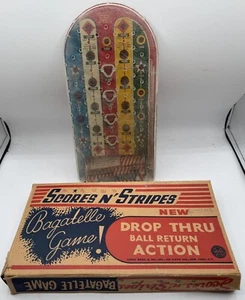 De colección Marx Scores n’ Stripes Bagatelle Juego Drop Thru Ball Devolución Caja Original - Imagen 1 de 11