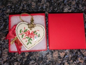 Lazo de cinta de acebo en forma de corazón Lenox adorno de Navidad adorno dorado - Imagen 1 de 2