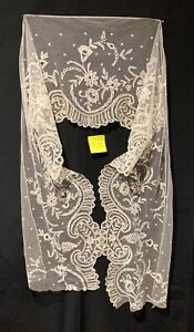 LONG LENGTH OF ANTIQUE HANDMADE 19TH CENTURY BRUSSELS APPLIQUE LACE FLOUNCE