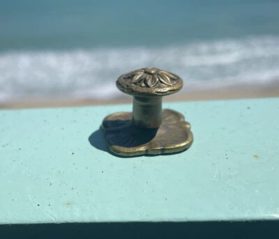 Flor de latón herrajes antiguos francés Prov Art Deco cajón tirador perilla de gabinete MCM Foto 1 de 4