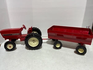 IH 3088 Tractor w IH Flarebox Wagon w Working Tailgate 1/16 Scale by Ertl - Picture 1 of 18