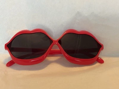 Gafas de sol rojas en forma de labios con lentes negras de Foster Grant-usadas Foto 1 de 4
