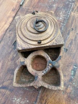 Hermosa caja de color Tika tallada a mano de madera antigua antigua rara de 1890 Foto 1 de 4