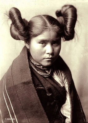 Chica Tewa, "Chaiwa" por el renombrado Edward S. Curtis, c1906 Foto 1 de 4