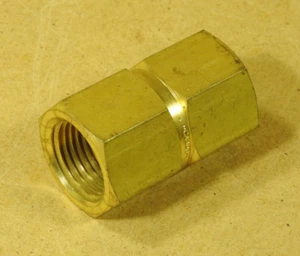 1/2 FPT x 3/8 FPT, Heavy Duty Brass Reducing Coupling - New - Picture 1 of 4