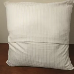 ALMOHADA DECORATIVA CALVIN KLEIN HOME STUDIO PLUMA AVES ACUÁTICAS PRECIO DE VENTA SUGERIDO POR EL FABRICANTE $125.00 - Imagen 1 de 2