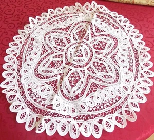 NAPPERON BRODE MAIN DENTELLE  RENAISSANCE ROND BLANC 60CM  SACRIFIE  *** - Imagen 1 de 3