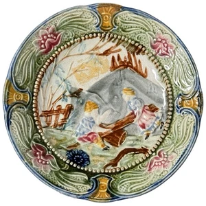 Antiguo plato de mayólica Wasmuel Bélgica siglo XIX niños en balancín 7,5" - Imagen 1 de 4