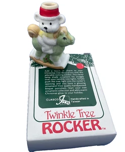 JASCO Twinkle Baumwippe weiß Teddybär reitend grün Pferd mit gelbem Mähnenschwanz - Bild 1 von 11