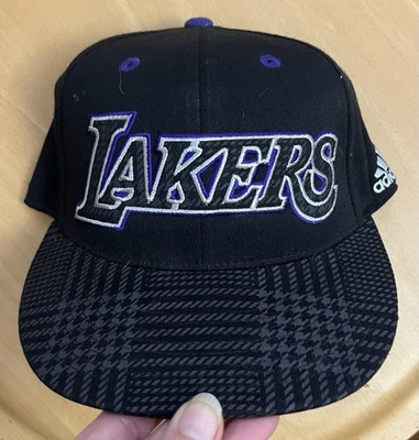 Gorra de béisbol Lakers Adidas 210 ajustada por Flexfit talla 7 1/4-7 5/8 púrpura usada en excelente estado Foto 1 de 4