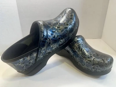 Сабо Dansko синие черные с цветочным рисунком глянцевые лакированная кожа размер 39 (США 8-8,5) - Изображение 1 из 4