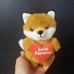 Peluche pequeño de 6" con corazón rojo de 6" de Interamerican Products - Imagen 1 de 7