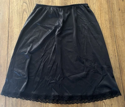 Mujer Clásico Negro Hasta la Rodilla Sedoso Medio Slip con Ribete de Encaje Talla Mediana Foto 1 de 4
