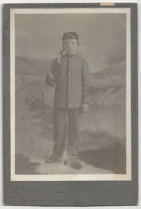 Fotografía de tarjeta de gabinete de 1900, niño vestido de soldado, San Francisco, Cal - Imagen 1 de 2