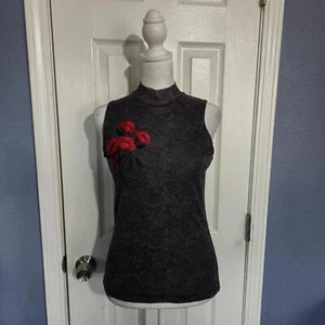Top Floral Vintage New York & Company S Cuello Simulado Gris Malla Transparente/Encaje Rojo Amapola - Imagen 1 de 9