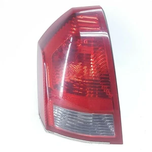 Chrysler 300 2005 2006 2007 sedán OEM luz trasera de freno lámpara lado del conductor - Imagen 1 de 4