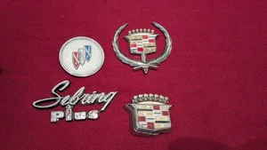 Lote de 4 emblemas automotrices diferentes de Cadillac, Buick, Sebring  - Imagen 1 de 11
