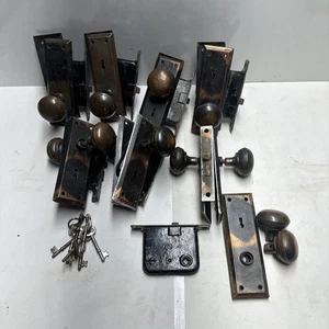 Antikes/Vintage Einsteck Medaillon mit Messingoptik und Schlüssel. 7 volle, 1 unvollständige  - Bild 1 von 18