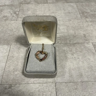 Colgante Corazón Hoja Dos Tonos Oro Black Hills 14k con Piedras Preciosas y Cadena 14k GF NUEVO Foto 1 de 4