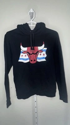 Sudadera con capucha negra para hombre Chicago Bulls Hometown Collection bandera de Chicago talla grande Foto 1 de 4