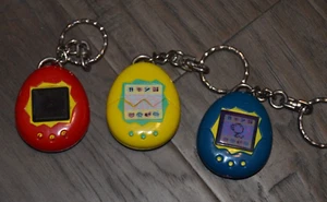 Lote de 3 llaveros vintage 1997 Tamagotchi McDonalds Bandai - ROJO/AMARILLO/AZUL - Imagen 1 de 4