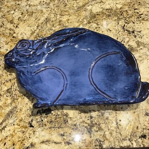 Plato de terracota Thora Ovenware conejo conejito azul rojo Love vintage - Imagen 1 de 6