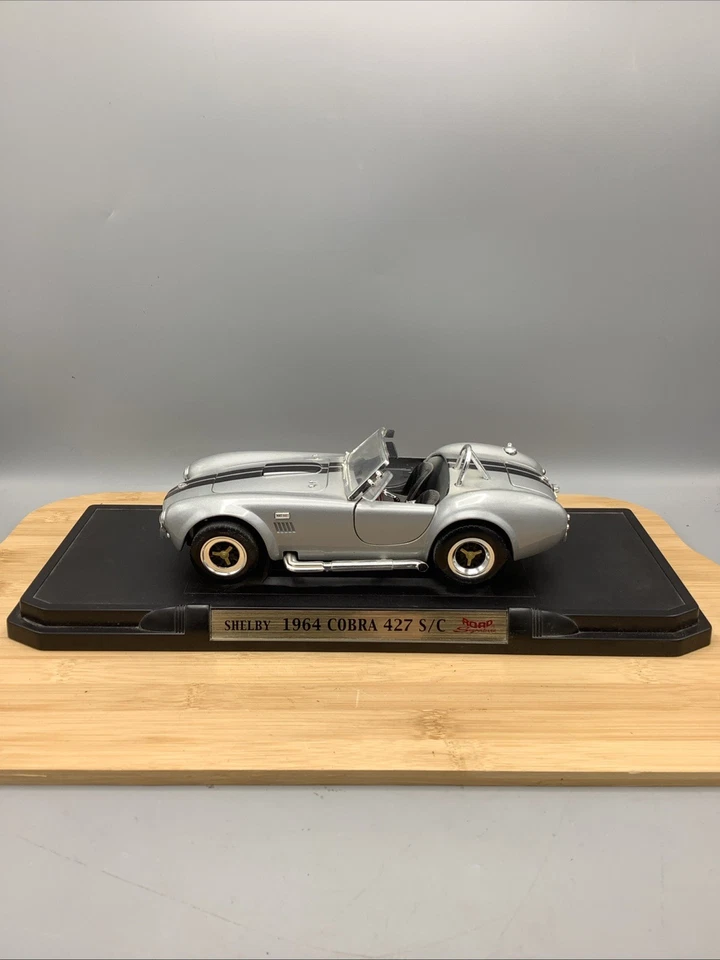 Modelo de coche fundido a presión Shelby Cobra 427 1964 1/8. Gris. Usado. Foto 1 de 4