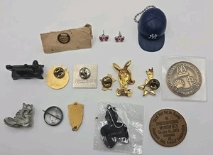 Vintage Mixed Lot of 20 Pins, Tokens & Keychains – Statues, Sports, McDonald's, - Picture 1 of 2