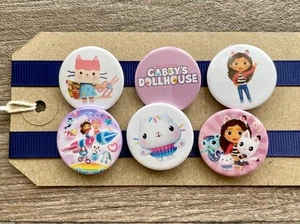 Gabby’s Dollhouse- Cat, Kids TV, Cartoon Pandy Paws, Cakey Button Pin Badge Set - Picture 1 of 3