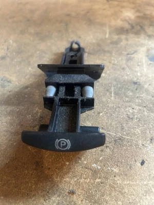 Cadillac CTS 2008 manija de liberación de freno de estacionamiento de emergencia M7413X12 (stock #264) Foto 1 de 4