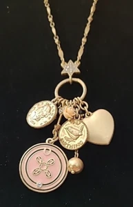 Cabi 2153 Cha Cha Dije Collar Cadena Esmalte Rosa Moneda Corazón Rosa Tono Oro 36" - Imagen 1 de 19