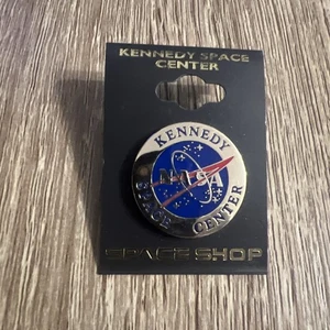 Seltene Kennedy Space Center Space Shop NASA Pin Anstecker Gold und Blau Neu unbenutzt - Bild 1 von 3