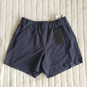 Arc'teryx Teplo Shorts Women's Black Sapphire Size 8 NWTs - Picture 1 of 5