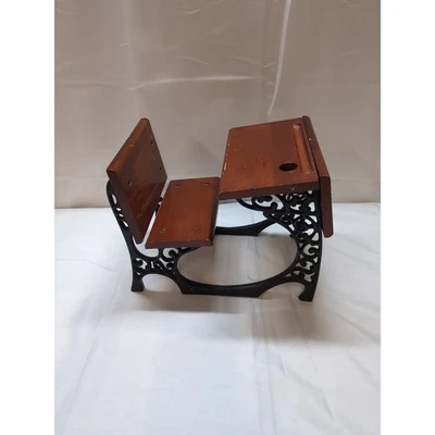 Muñeca American Girl de Colección Pleasant Company SAMANTHA'S Escritorio Escolar y Hierro Fundido 1990 Foto 1 de 4