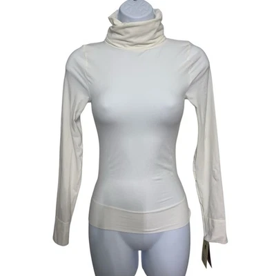 Top moldeador Spanx en la parte superior y en control clásico cuello alto blanco roto talla grande Foto 1 de 4