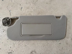Parasol lado del conductor nuevo OEM GM 211 Chevrolet Impala beige 2006 07 08 09 10 - Imagen 1 de 6