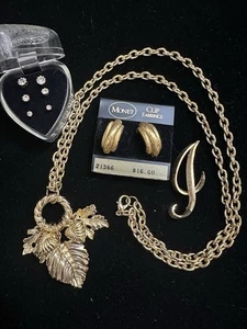 Vintage goldfarbene Monet Mamselle Ohrringe Brosche Charm Anhänger Halskette Set 6 Stck. - Bild 1 von 7