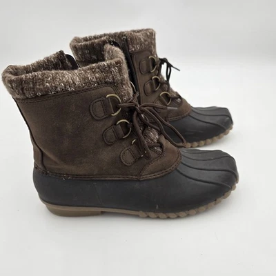 Botas de pato impermeables de gamuza marrón con puño tejido y detalle de cordones Foto 1 de 4