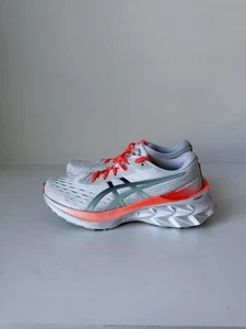 Zapato Deportivo Asics Novablast 2 Mujer 7 Gris Naranja Correr Entrenamiento 1012B177 - Imagen 1 de 8