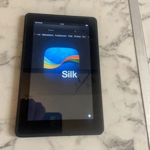 Amazon D01400 Kindle Fire (1st Generation) 7in - Picture 1 of 7