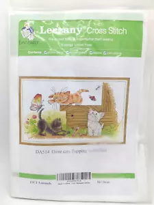 Leczany Kreuzstich: 3 Katzen flatternde Schmetterlinge (11 ct, 3 Stränge) 56 x 36 cm. - Bild 1 von 2