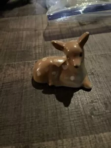 Vintage Deer Fawn Doe Laying Down 3" Ceramic Figurine Made In Japan - Picture 1 of 4